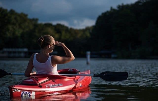 what is the difference between a kayak and a canoe
